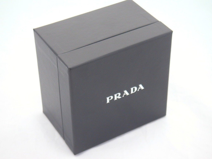 Boîte à CD Prada, Câble